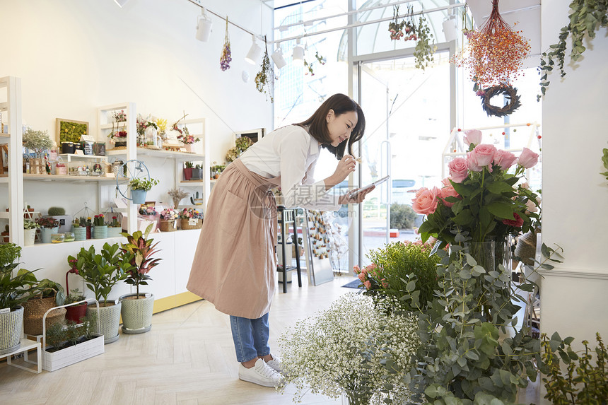 无线通信职业的峰花店年轻女子韩国人图片