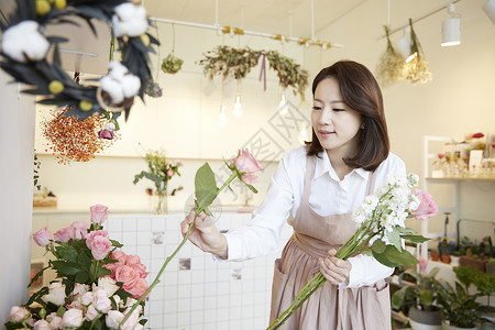 灯一束花植物花店年轻女子韩国人图片