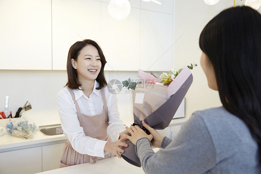 成人前视图接收花店年轻女子韩国人图片