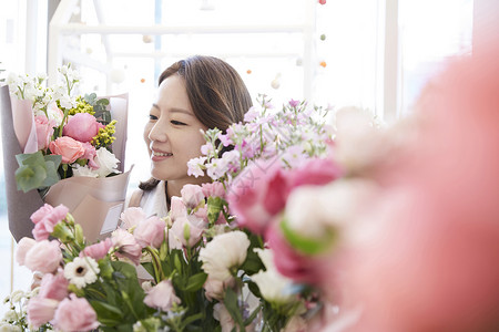 花束成立选择聚焦花店年轻女子韩国人图片