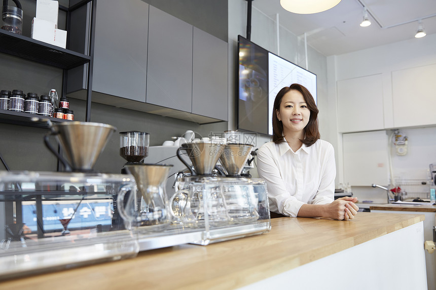 年轻女子成立成年女子咖啡馆咖啡师韩语图片