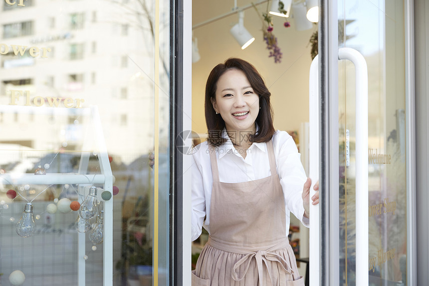 新生代职业的窗花店年轻女子韩国人图片