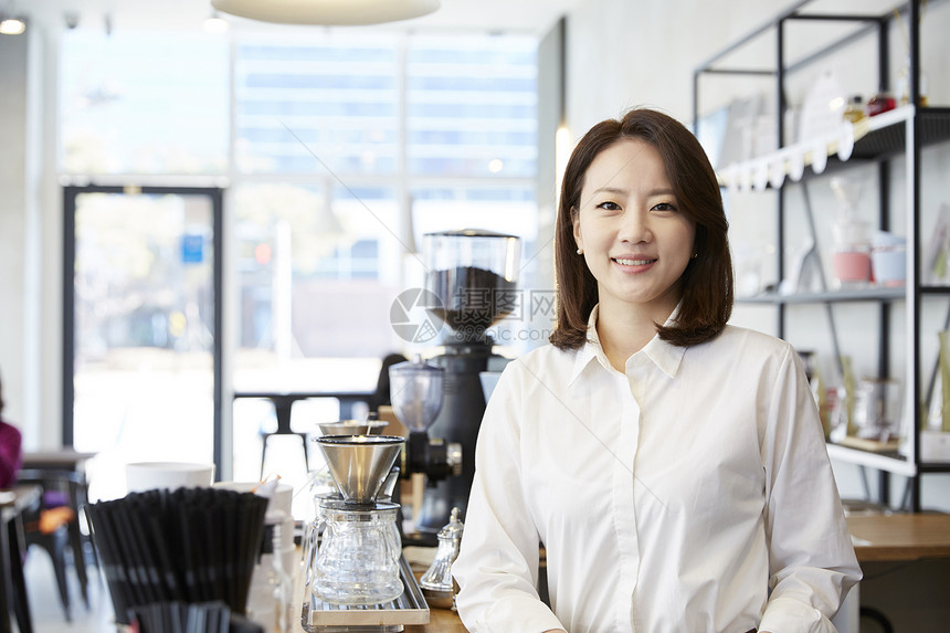 年轻女子成人分庭律师咖啡馆咖啡师韩语图片