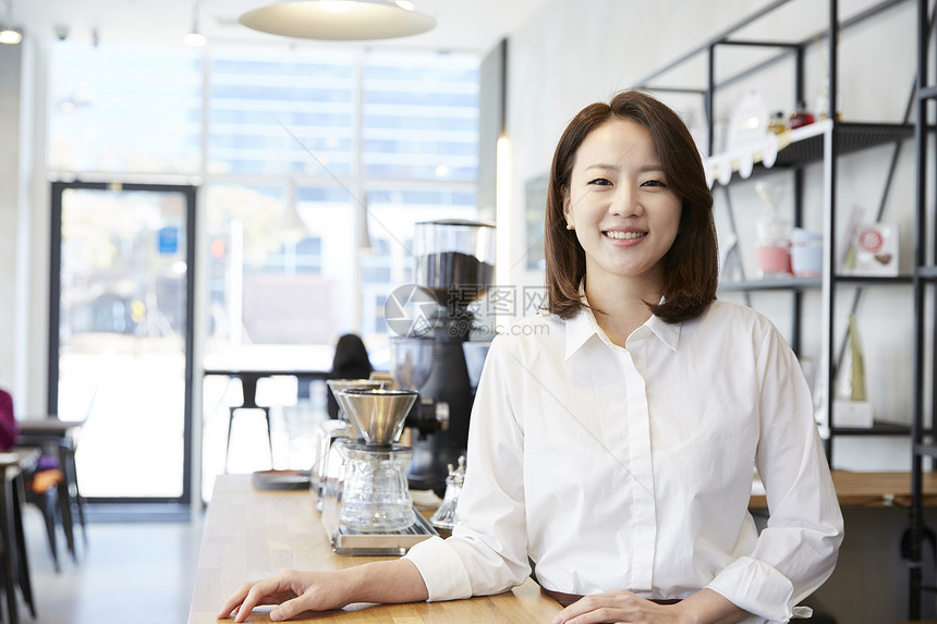 青年近距离神谕咖啡馆咖啡师韩语图片
