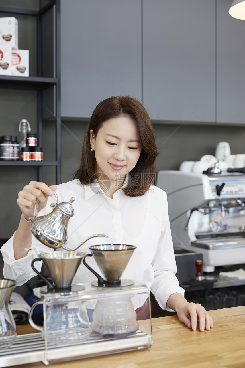 上身秘书特写镜头咖啡馆咖啡师韩语图片
