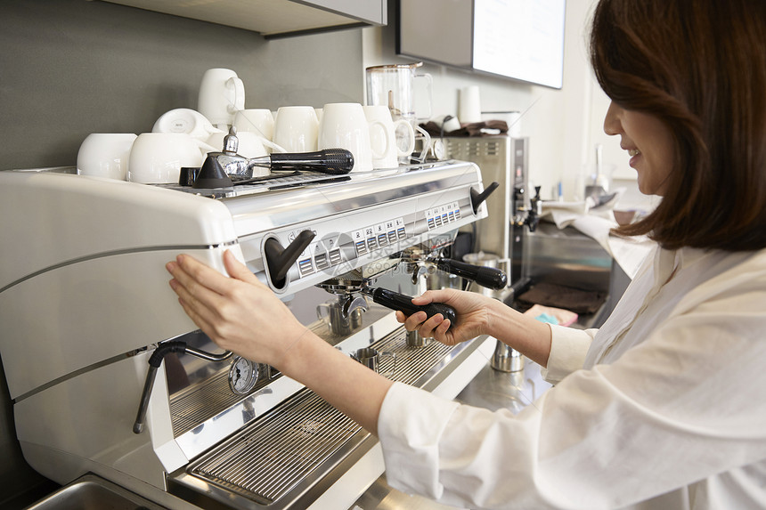韩国人迷笛准备工作咖啡馆咖啡师韩语图片