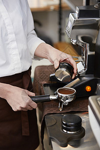 咖啡师制作咖啡的特写图片