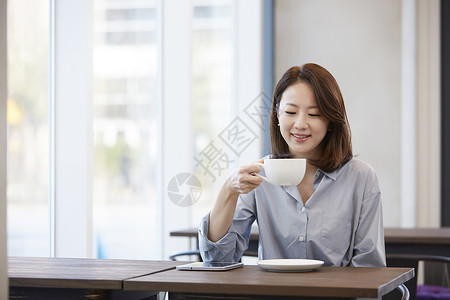 咖啡馆喝咖啡的成年女子图片
