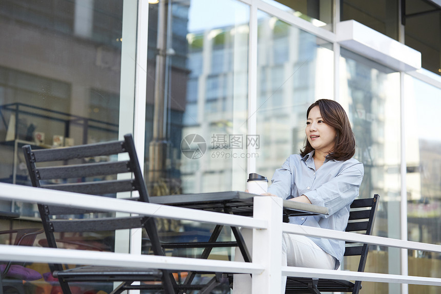 户外咖啡馆喝咖啡的青年女子图片