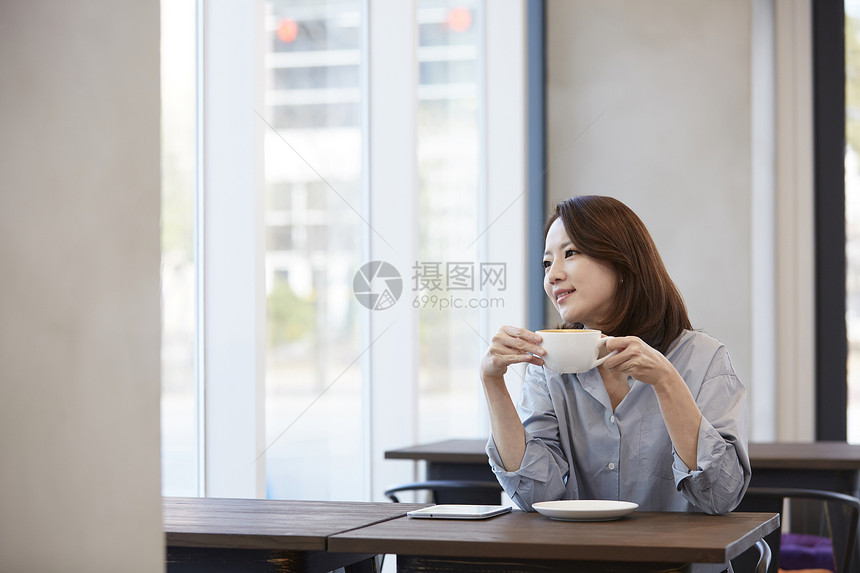 拿着咖啡的成年女子图片