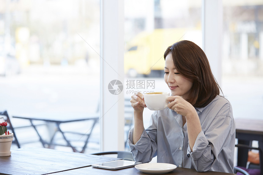 咖啡馆放松喝咖啡的年轻女子韩语图片