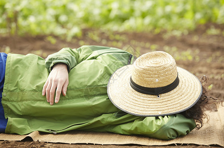 躺在草席上午睡的农民高清图片
