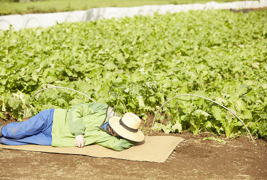 地上铺着草席睡觉的男子图片