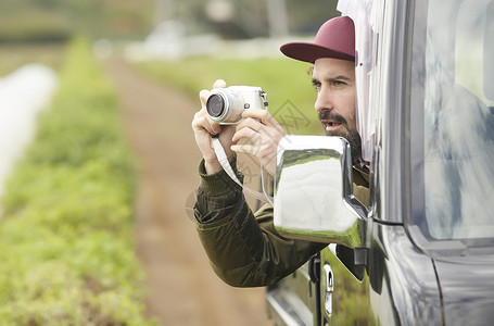 农业农作搬迁相机拍摄外国人驾驶一辆卡车图片