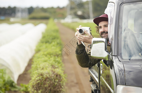 羽绒服素材男运输劳动者男人们相机拍摄外国人驾驶一辆卡车背景