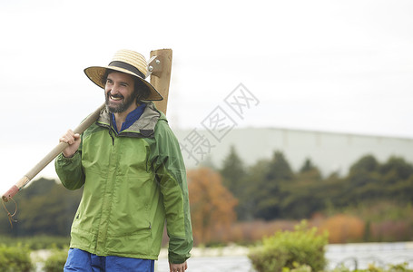 笑脸帽子农业器具外国男与农业图片