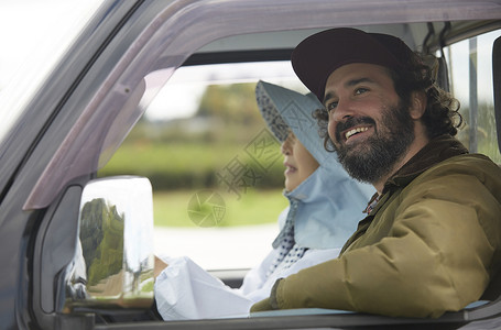 驾驶卡车的外国人和农民妇女图片
