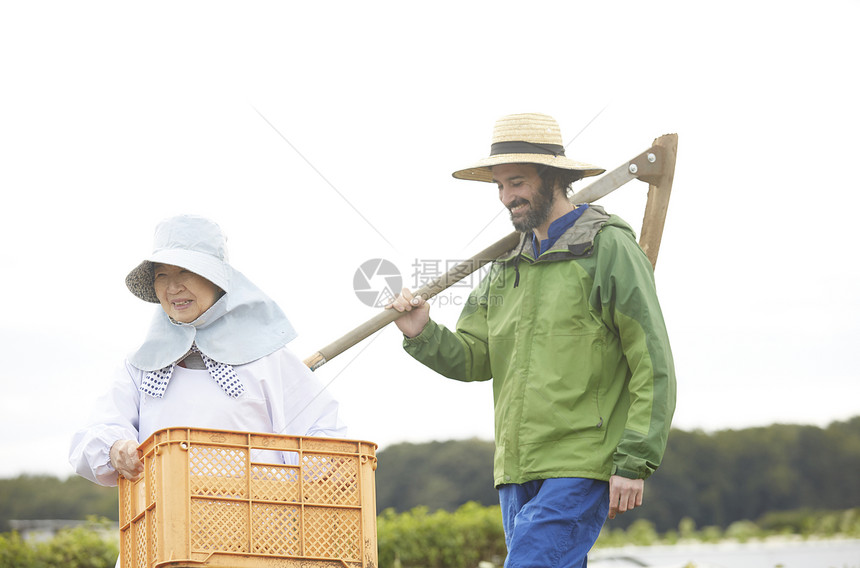 外国男人扛着农具图片