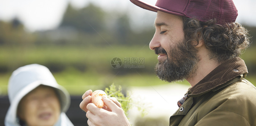 农业蔬菜收获的外国人男子图片