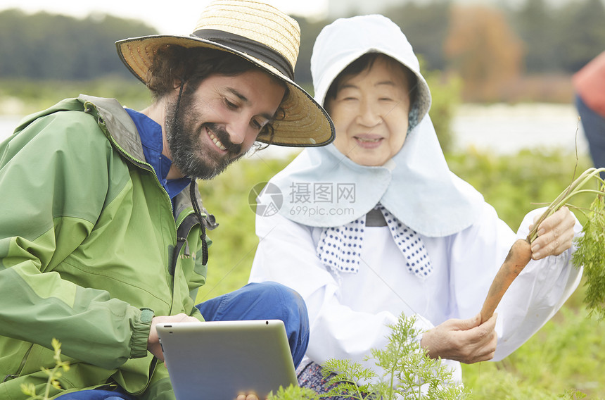 外国人体验农业种植生活图片