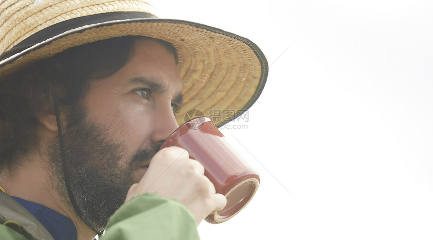 在农场喝水休息的人图片