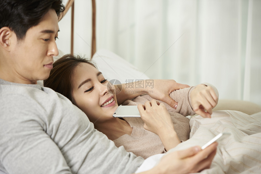 卧室躺着的夫妻图片