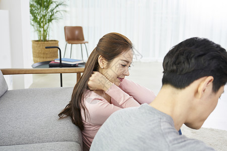 蜷缩年轻女子椅子情侣韩国人图片