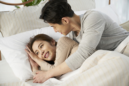 拥抱成年男子微笑情侣韩国人图片