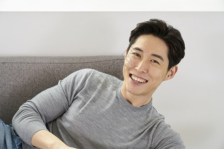 沙发笑椅子生活成熟男韩国人图片