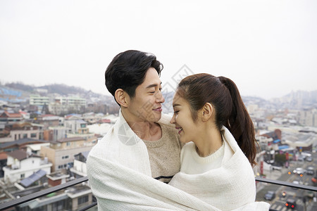 浪漫的笑上身情侣韩国人图片