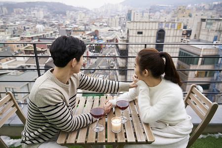 判断葡萄酒分钟情侣韩国人图片
