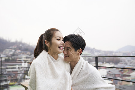 屋顶年轻女子笑情侣韩国人图片