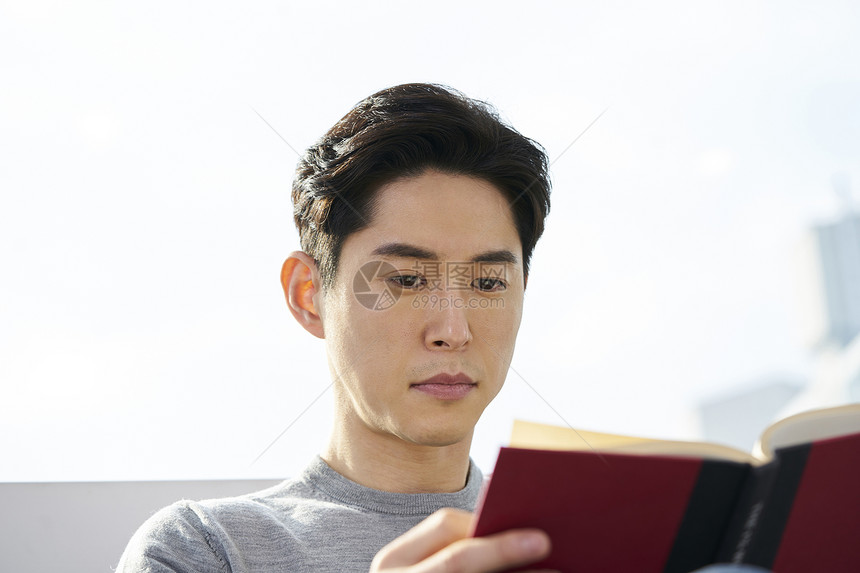 成年男子看书图片
