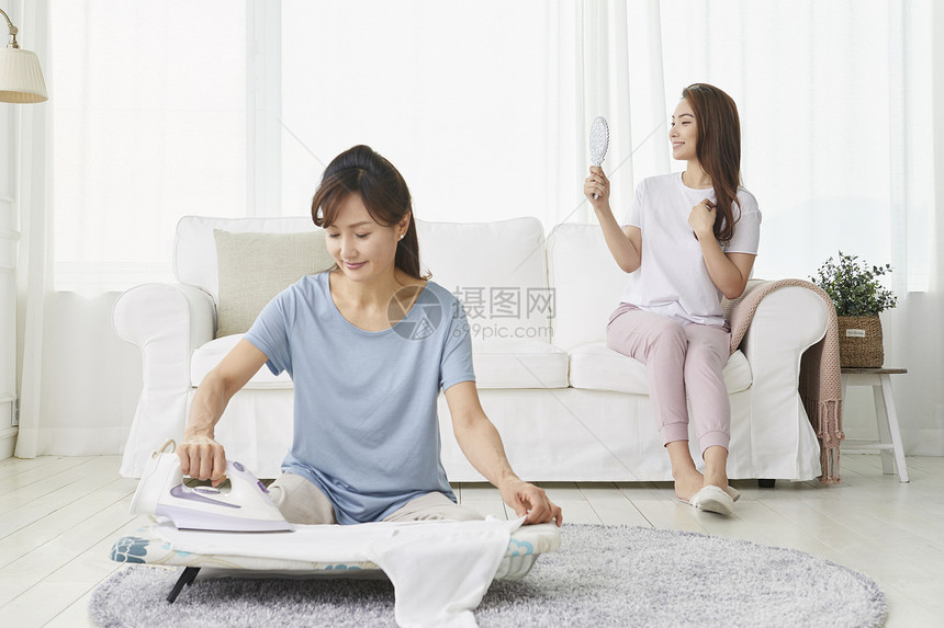 身前年轻女子新生代妈妈女儿生活韩语图片