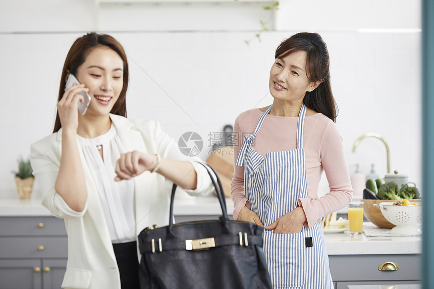 女人讲电话准备出门图片