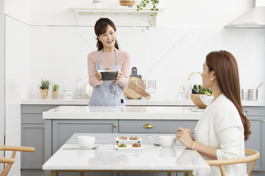 妈妈把早餐端上餐桌图片