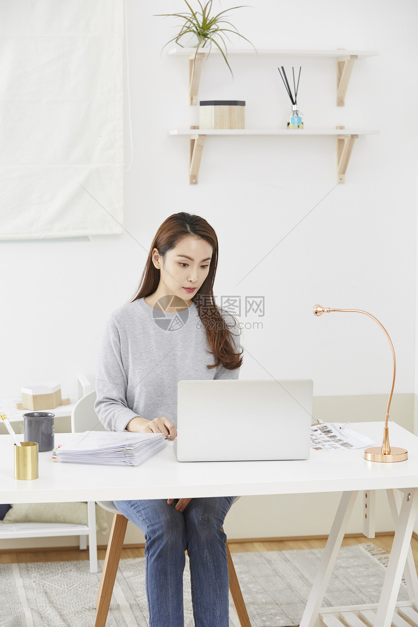 年轻女人在用电脑办公图片