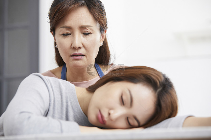 妈妈关心工作睡着的女儿图片