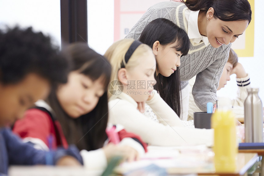 笑容小姑娘国际学校课堂现场图片