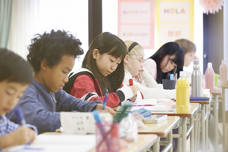 青少年户内国际学校课堂现场图片