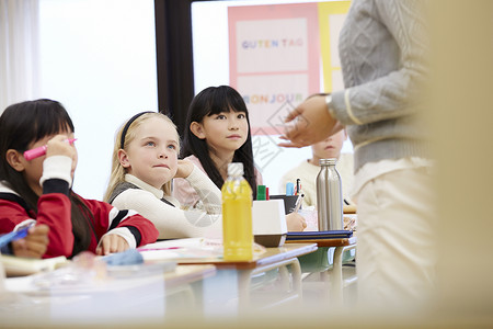 小学倾听国际学校课堂现场图片