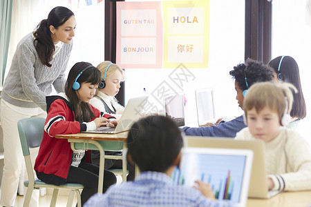 女孩上国际学校在线课程背景图片