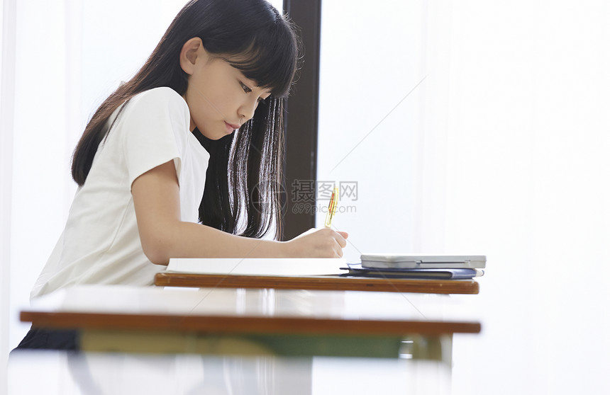 在教室里写字的小学生图片