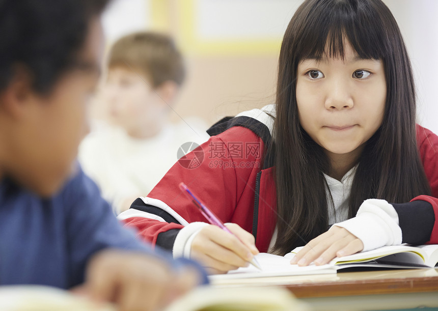 国际学校课堂上认真听课的学生图片