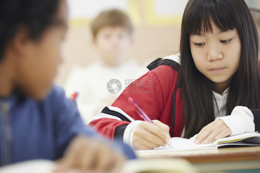 国际学校课堂里认真学习的学生图片