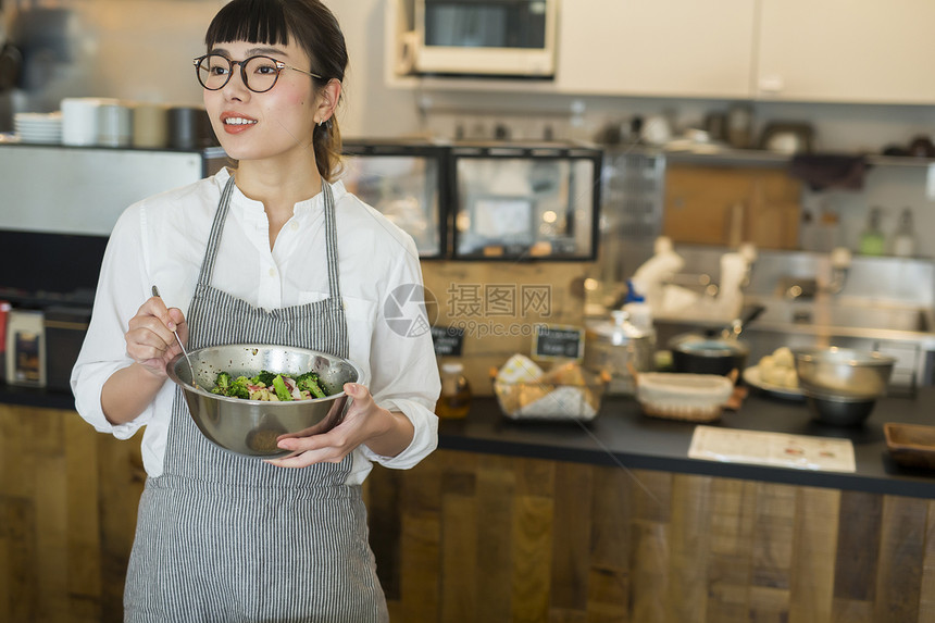 在咖啡馆工作的妇女图片