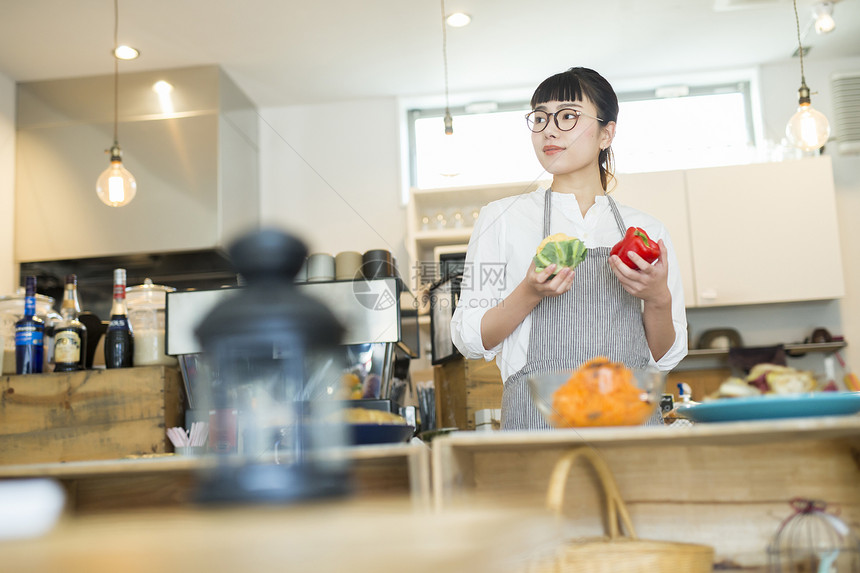 咖啡馆售货员准备食物图片