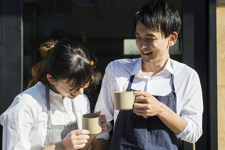 开笑容双人结合工作在咖啡馆休息的食物事务图片