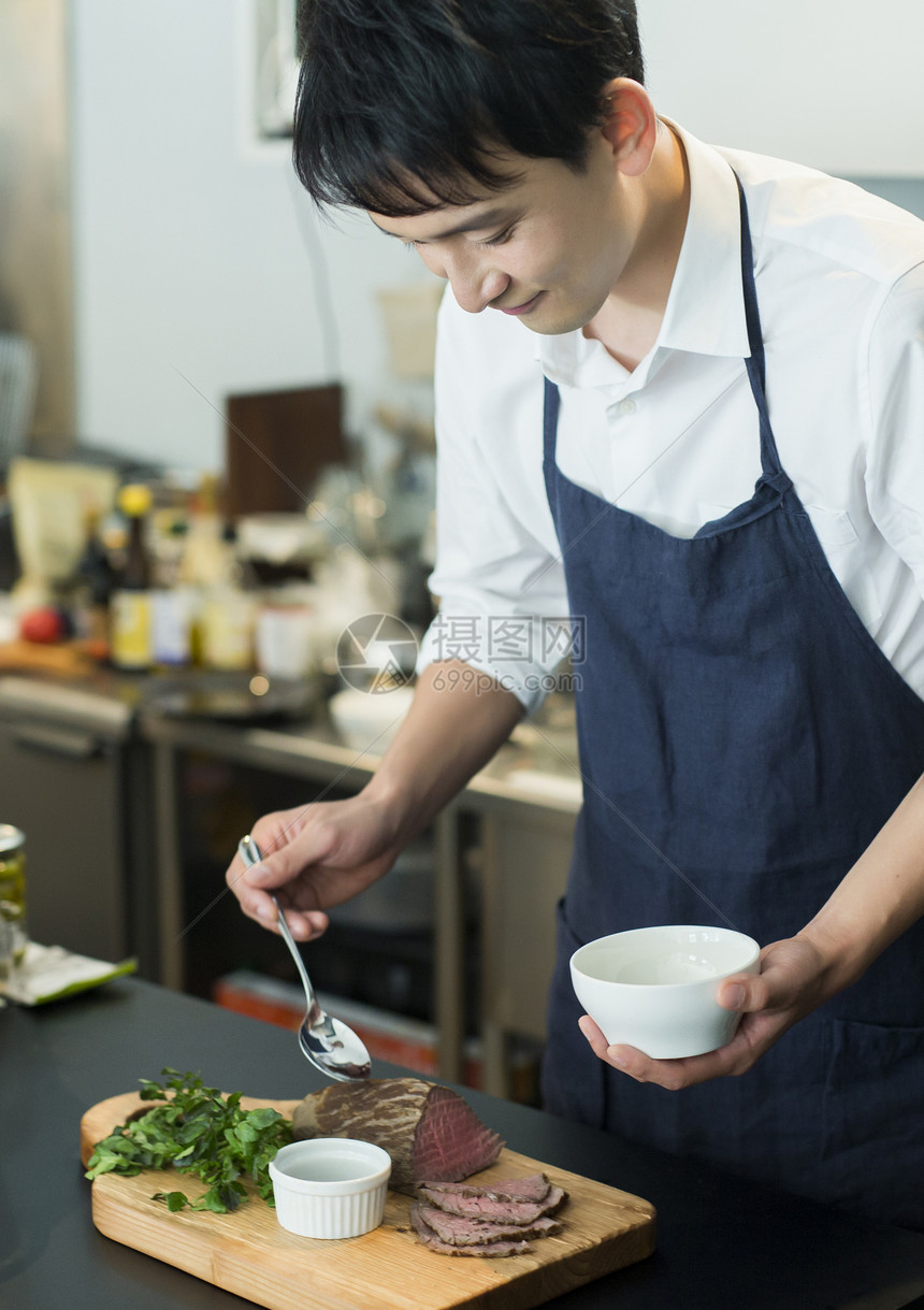 在咖啡馆工作的男子图片