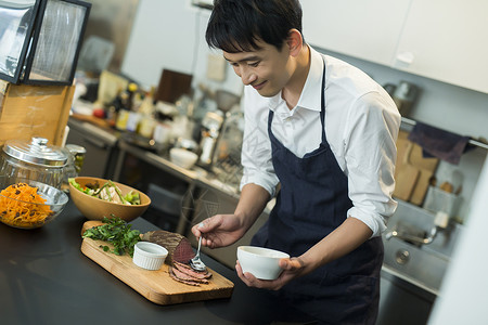 厨房内制作料理的厨师图片